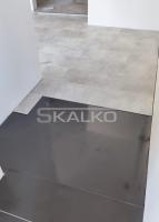 Pokládka dlažby na chodbe